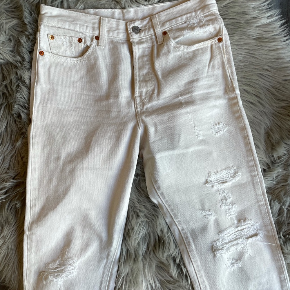 Distressed White Levi’s, high wasted 100% cotton